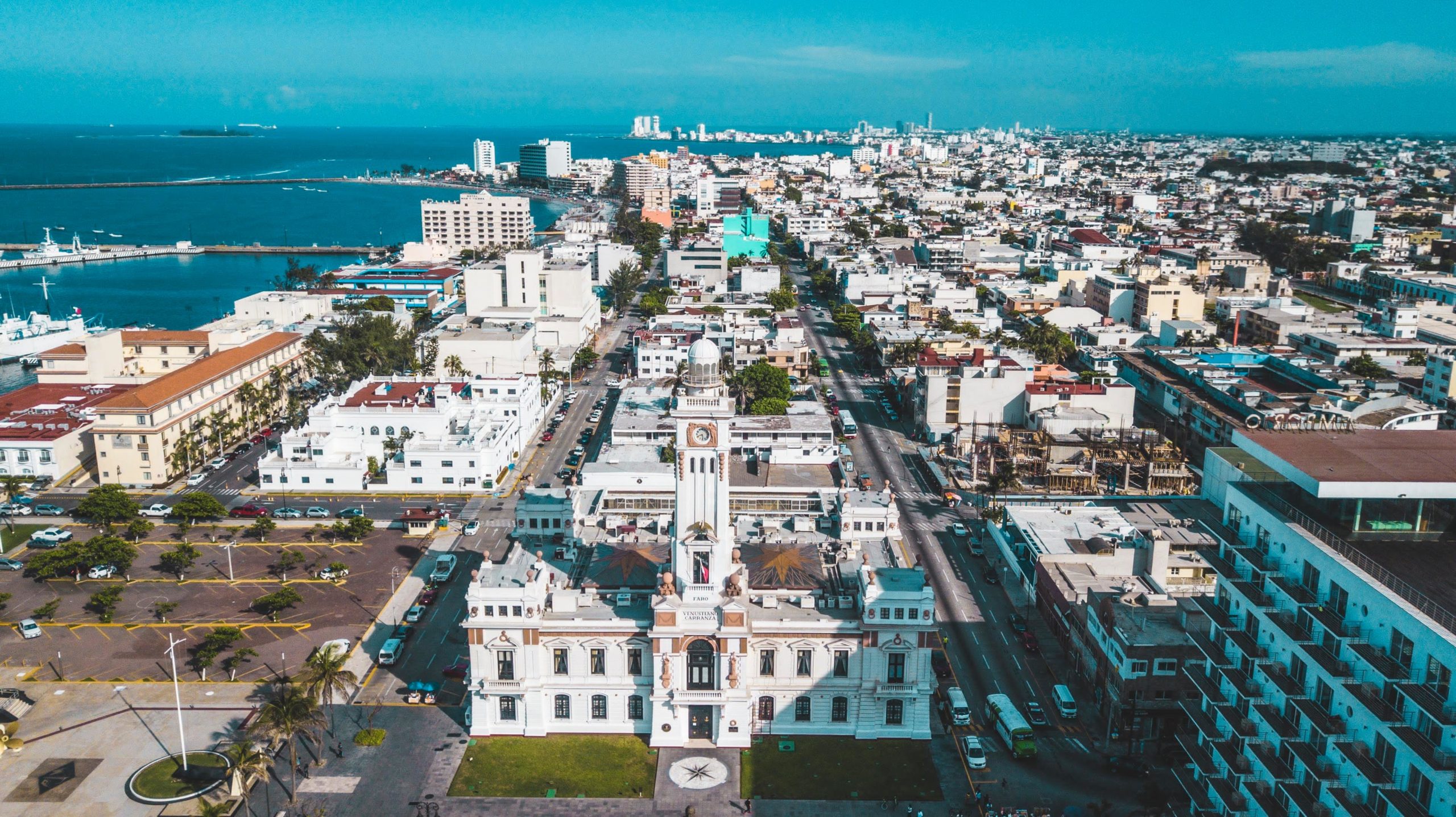 Aguas turquesa y tabla de paddle sobre laguna